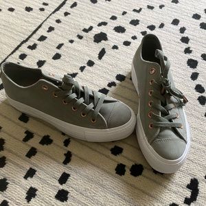 LIKE NEW CONVERSE SZ 8.5